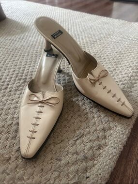 Stuart Weitzman Cream Leather Bow-Accent Mule Heels